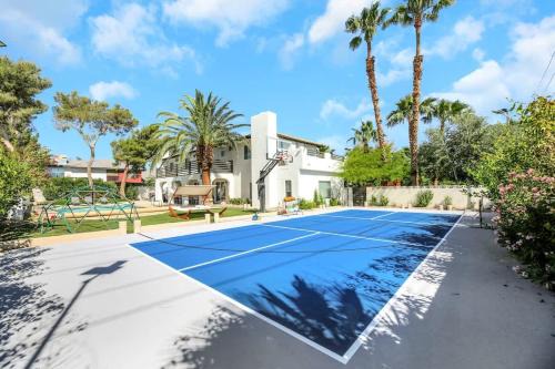 Las Vegas Villa | Ultimate Family Getaway Pickleball Heated Pool