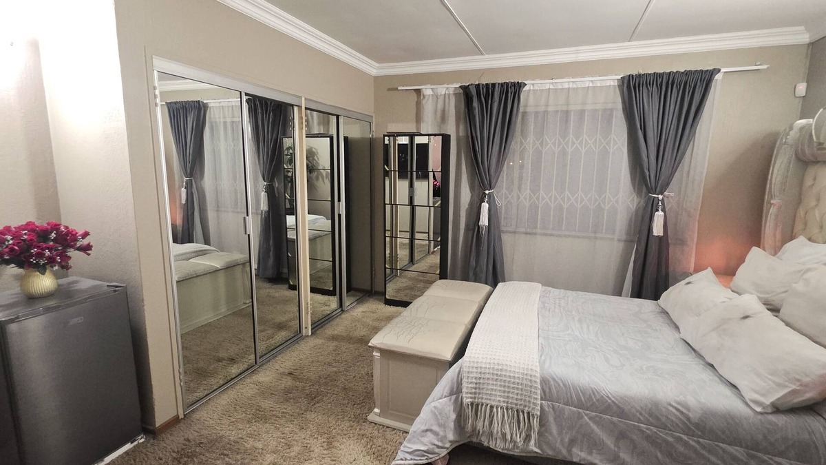 Witfield House | Ultimate Getaway:Entertainer's Dream 4BR House with Bar,Game R,&Dual Living Area