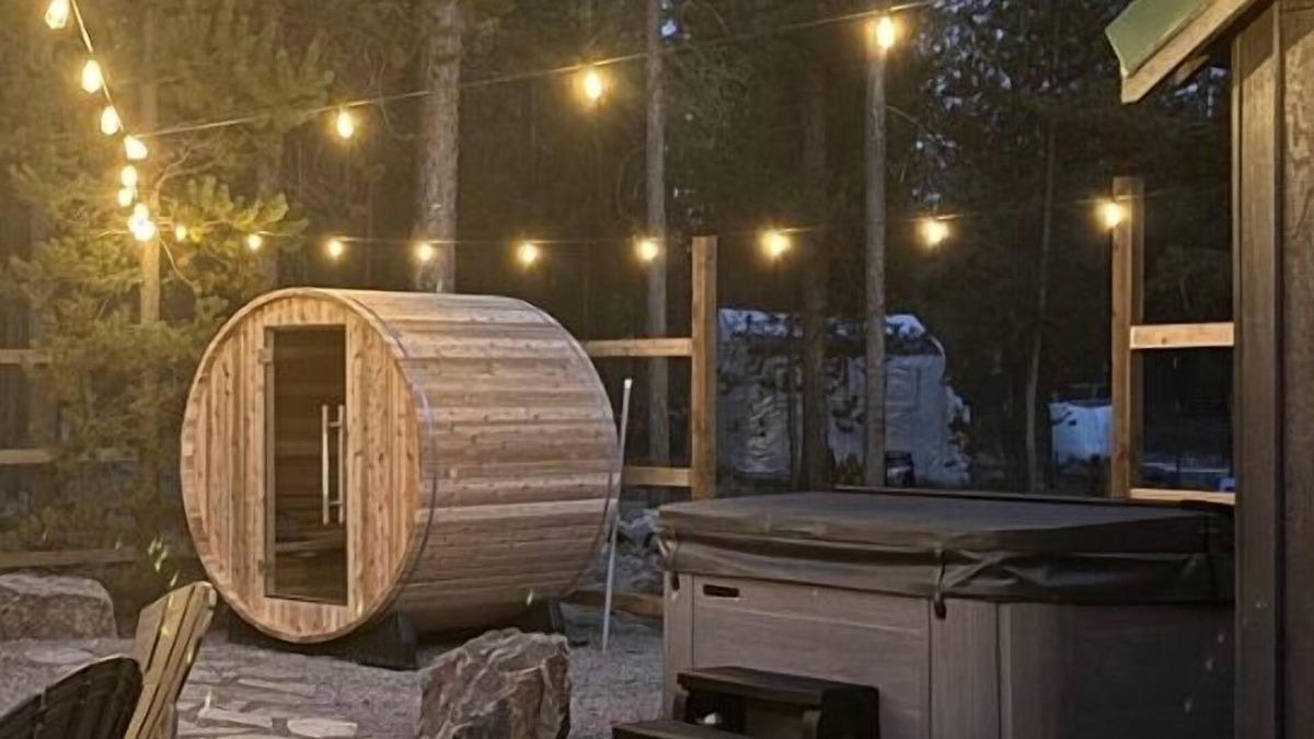 La Pine Cottage | Ultimate Getaway ~ Hot tub ~ Sauna ~ Fire pit ~ Sun room ~ Mins from hwy & town