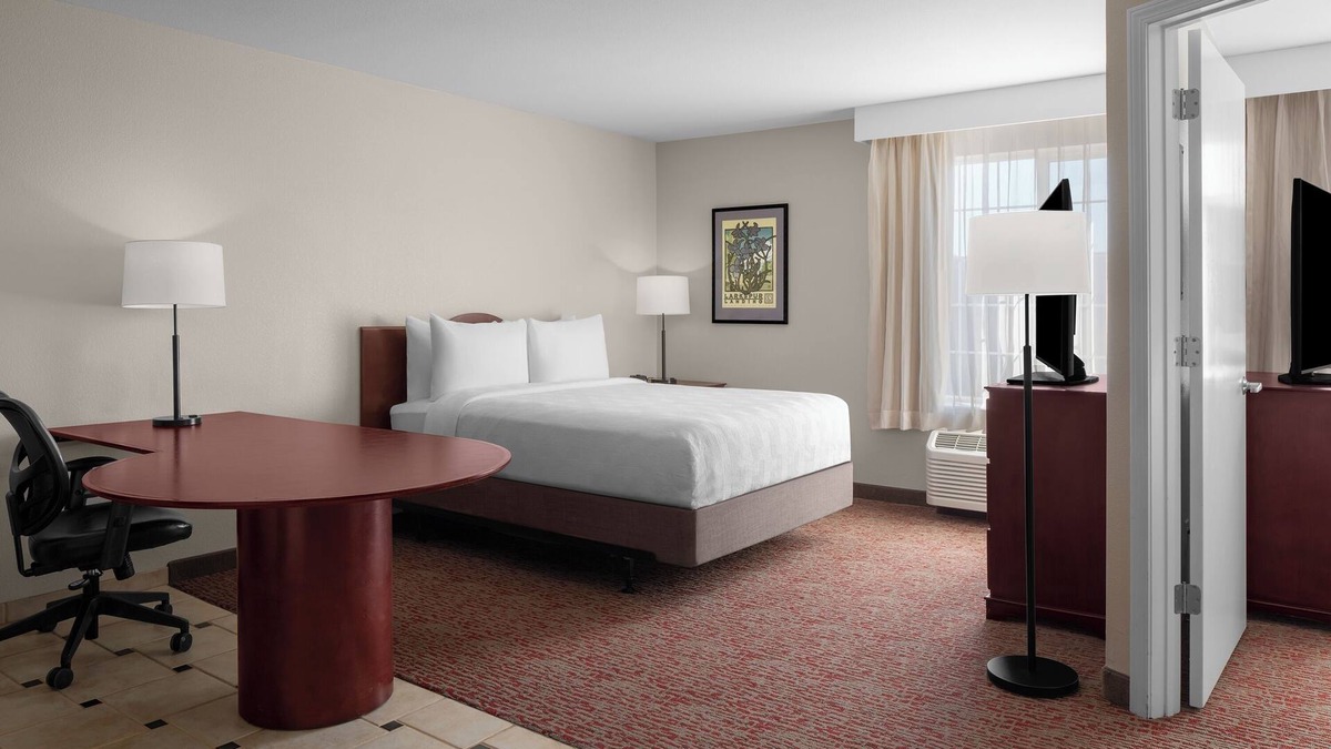 The East Side Hotel | Ultimate Group Stay – 4 Suites w/Kitchen, Living Area & Free SFO Shuttle