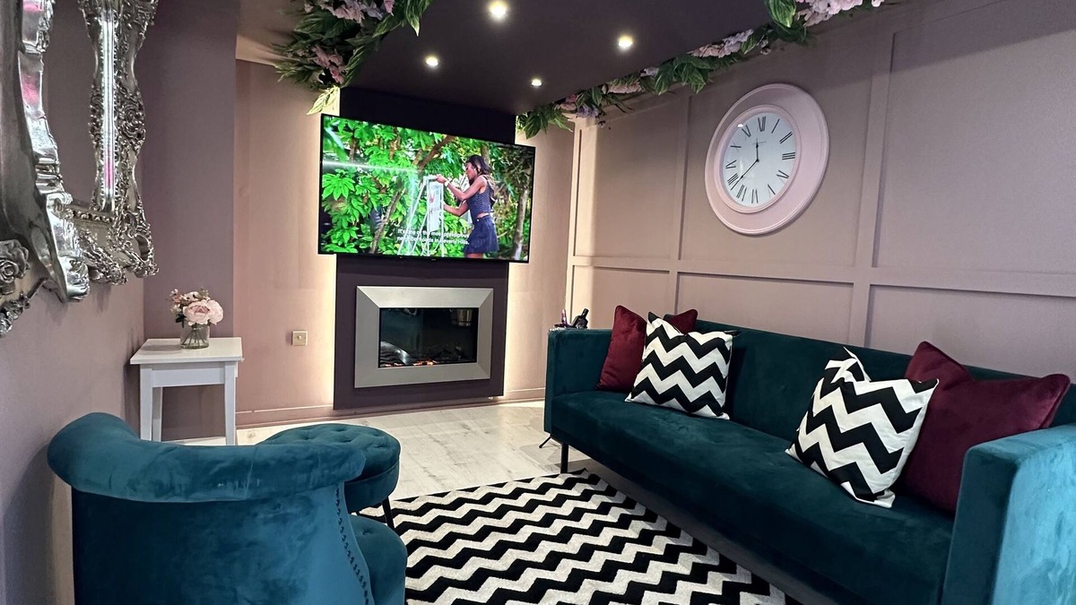 Northern Quarter Apartment | Ultimate Hen Suite for 12 with make up room