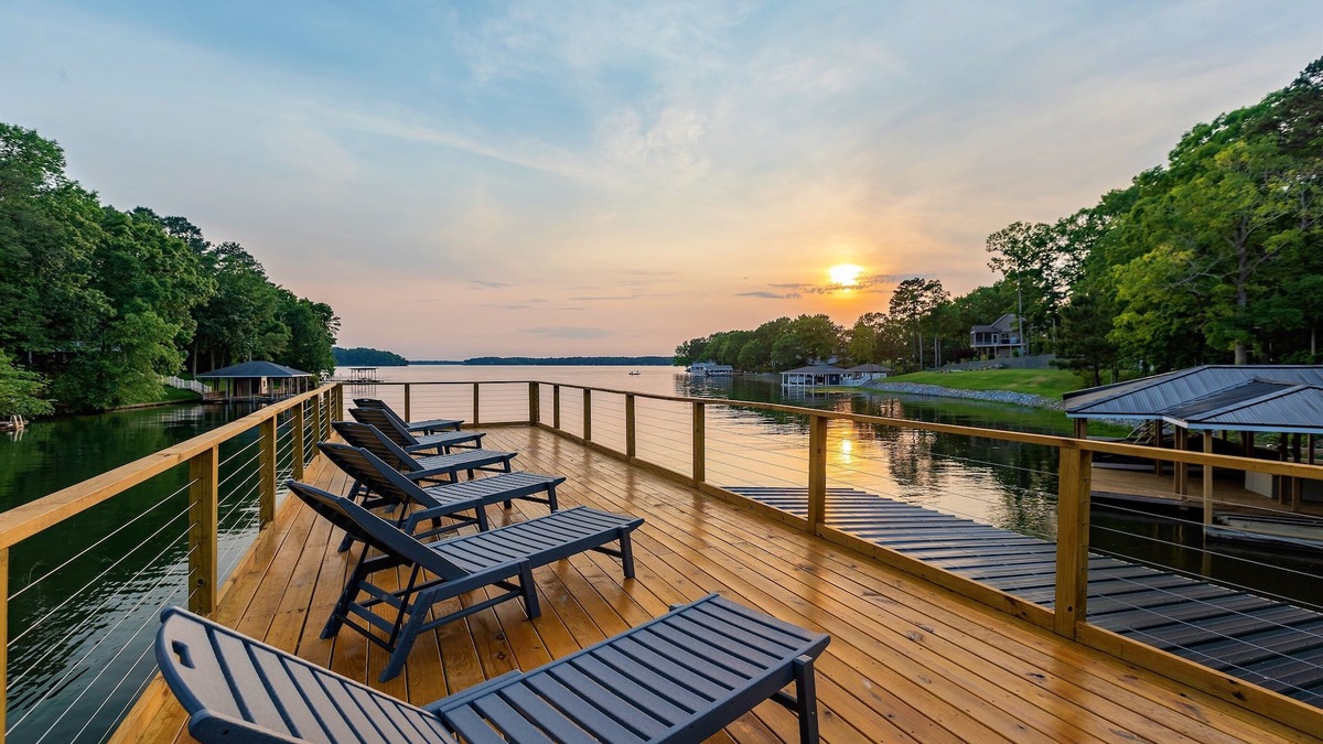 Henrico House | š„ULTIMATE Lakefront Getaway | 7,000 SqFtš
Sunset Viewsš
Hot Tub Flat Lot+ 10BR!