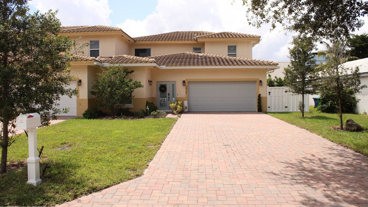 Coral Springs House | Ultimate Modern Vacation Home