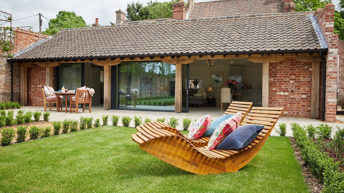 Banningham Apartment | Ultimate romantic retreat, close to beach & walkable pub