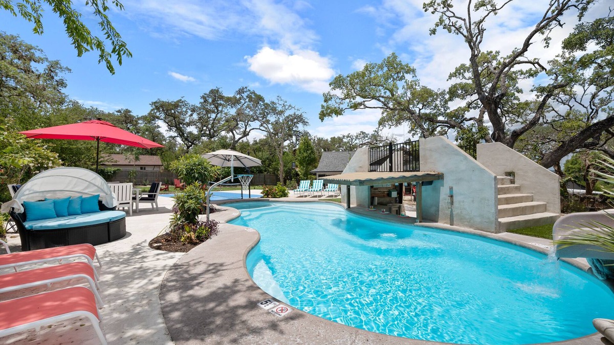 Leon Valley House | Ultimate Vacay! Luxury Pool, Pickleball, Basketball & More!