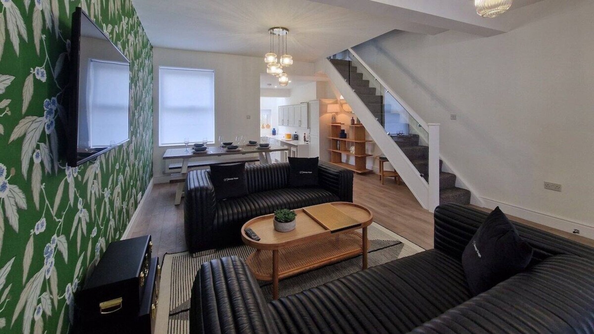 Van House | Ultra Modern 3 BR with Garden
