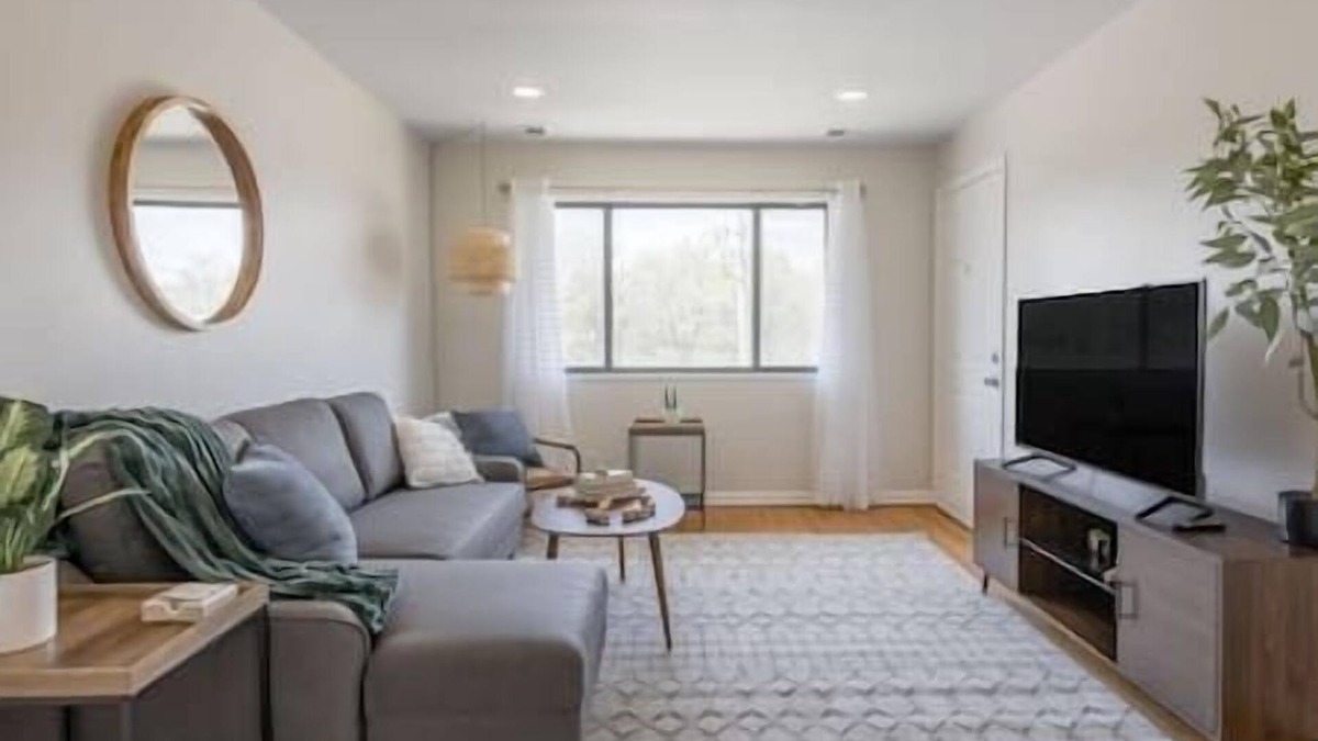 Waldron Apartment | Ultra Clean, King bed, garage, back yard