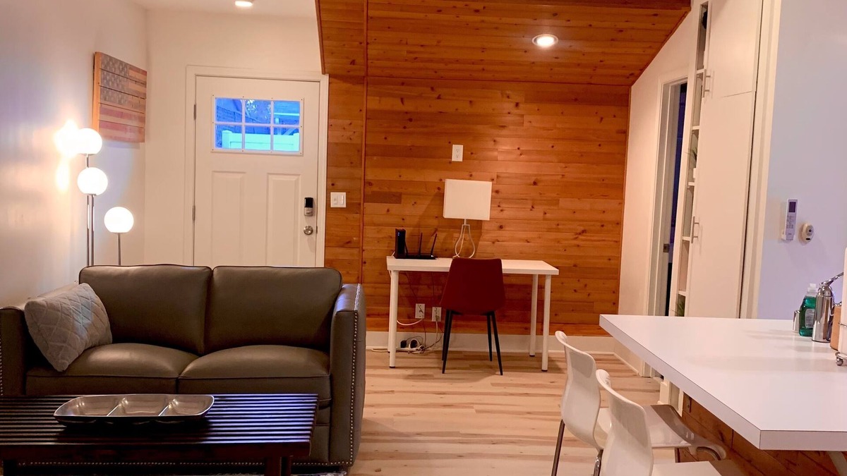 Sherman Oaks House | Ultra Contemporary Guest Suite located in the heart of Sherman Oaks