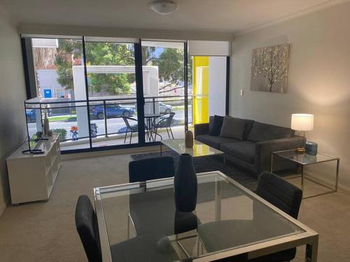 St. Leonards Apartment | Ultra Convenient St Leonards Apartment HER09008