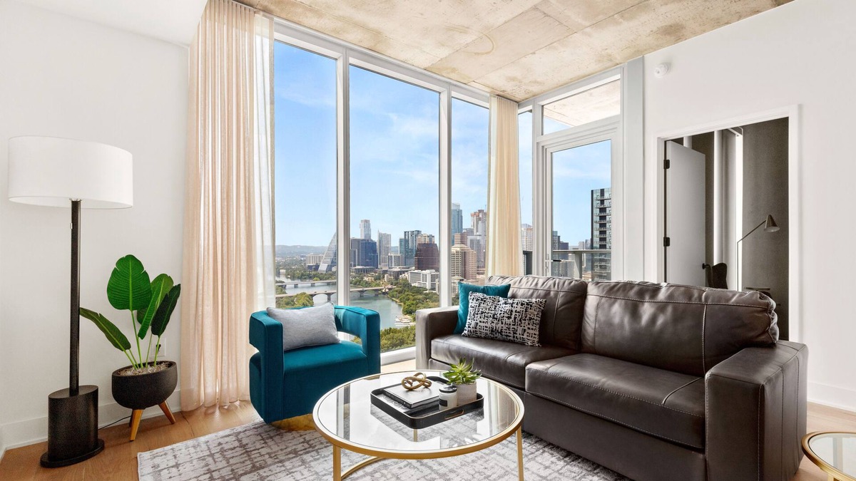 East Cesar Chavez Condo | Ultra Lux Rainey St. Condo - Lake & Skyline View - Rooftop Pool - Gym