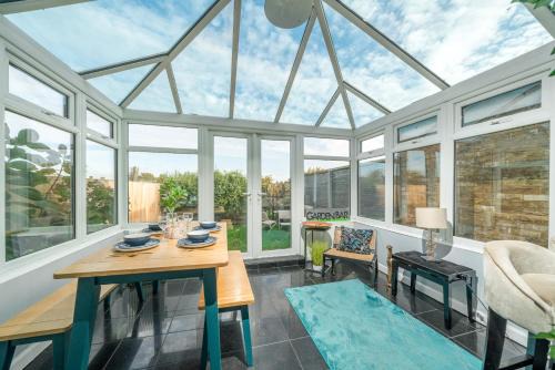 Roehampton Villa | Ultra Luxury House London Garden next to River Thames free parking