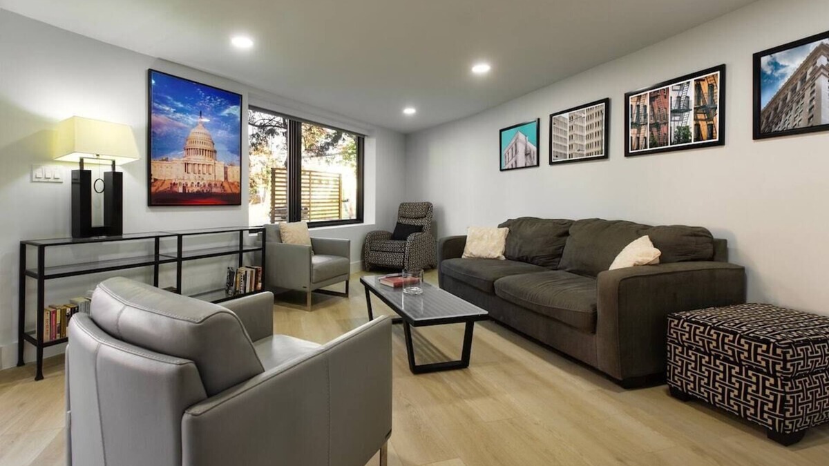Northwest Apartment | Ultra-Modern Apartment, Pet-Friendly, Free Off-Street Parking, Steps to Metro!