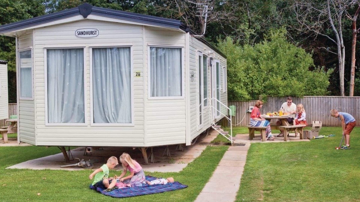 Woodbury House | Ultra modern caravan with one master double with 2 W.