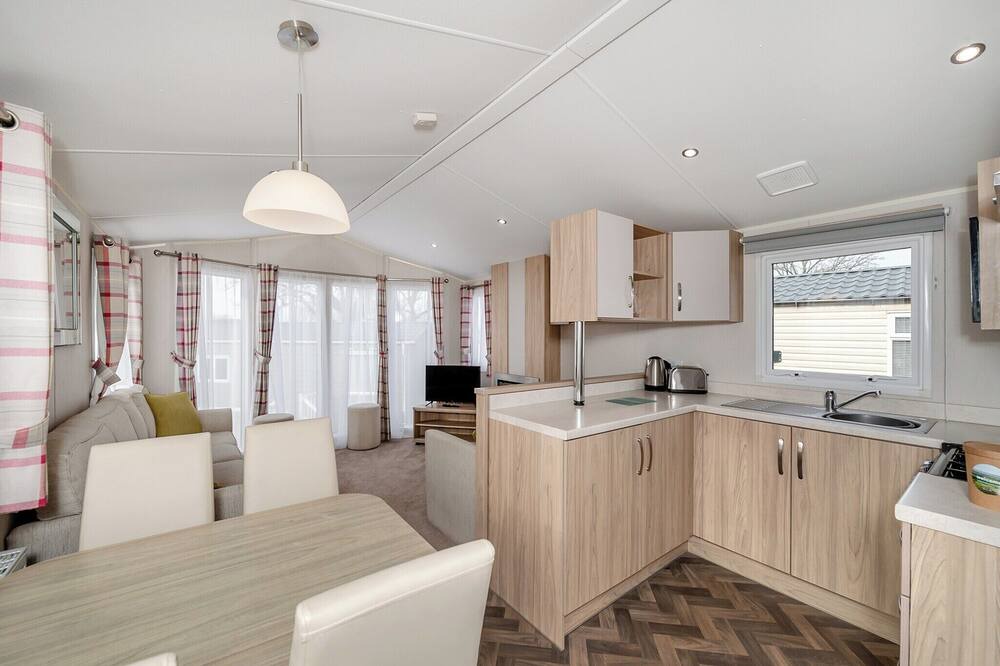 Woodbury House | Ultra modern caravan with one master double with en suite W.