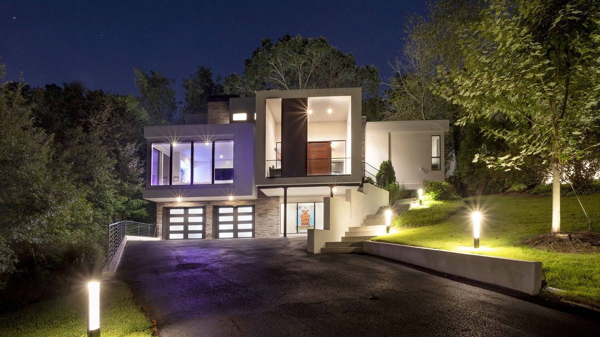 Lavista Park House | Ultra Modern Home With A Pool