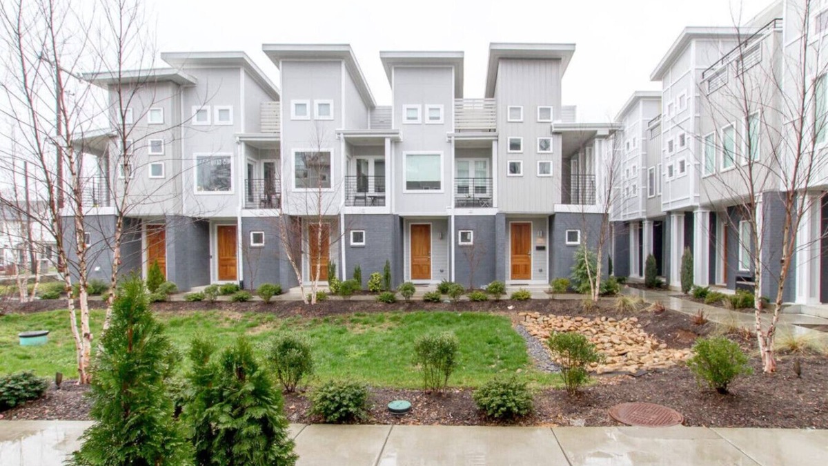 Chestnut Hill House | Ultra Modern Pad - Mins To D'Town - Comfy Beds