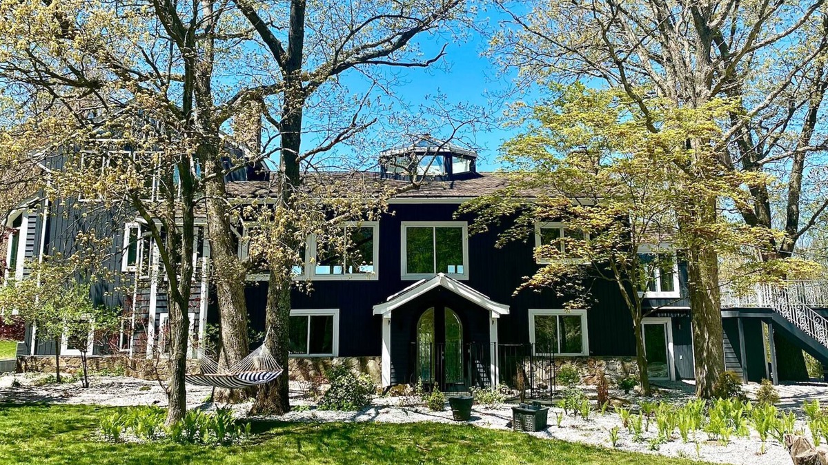 Mahopac House | Ultra Secluded mountaintop mansion amazing views-hot tub-arcade
