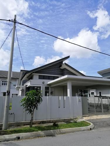 Krubong House | UmarHarraz Homestay#Malay Family Staycation#PEACEFUL AND SPACIOUS#NETFLIX N YOUTUBE#POOL FOR KIDS