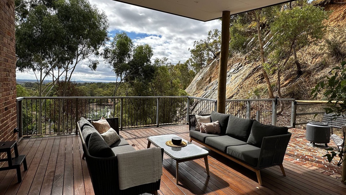 Byford Ski Chalet | Umatah Retreat Chalet: Luxury bush retreat with water & city views