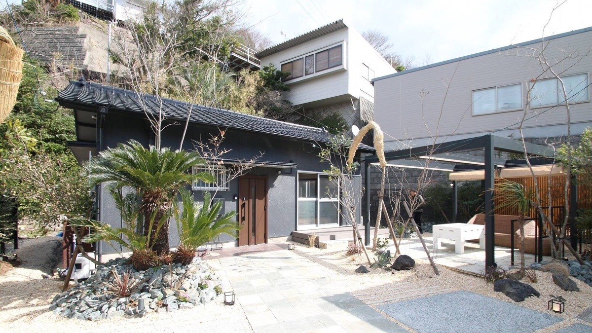Kamiamakusa House | UmiSoraIe Beach house with garden living room / Kami Amakusa Kumamoto
