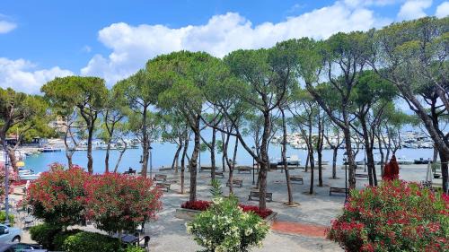 Fezzano Apartment | UN BALCONE IN PINETA