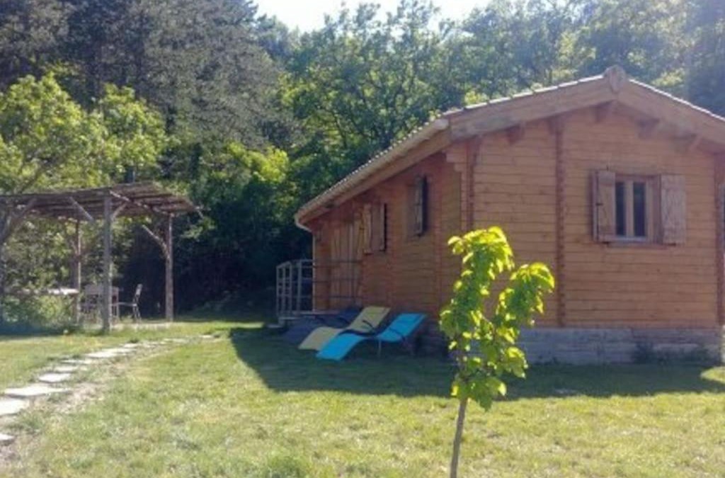 Aouste-sur-Sye Ski Chalet | Un chalet en bois dans un écrin de verdure