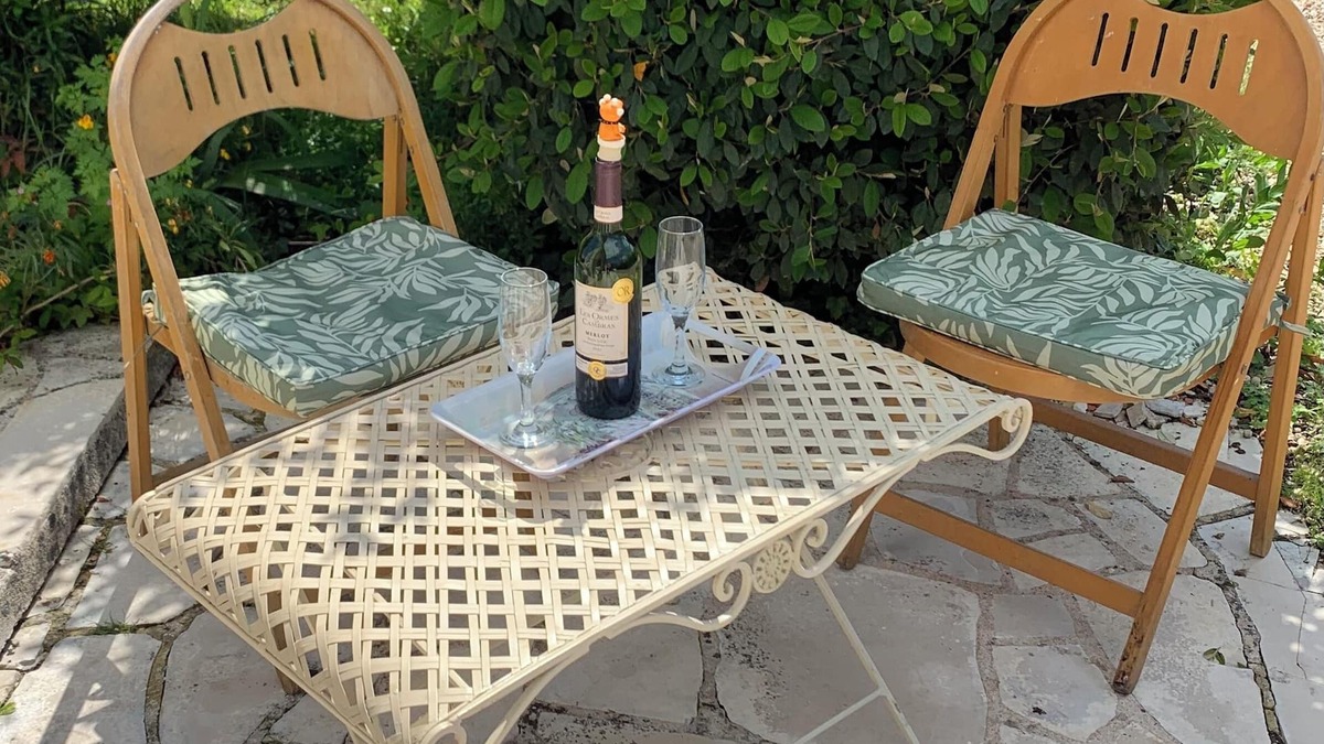 Villeneuve-la-Comtesse House | Un lit double équipé gite. Self contained gite for 2 people with 1 bed.