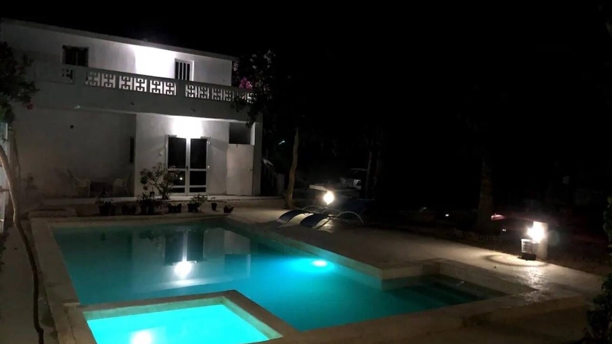 Ngaparou Villa | un séjour inoubliable. Surpresseur, chauffe eau, Clim , piscine, plage … jardin.