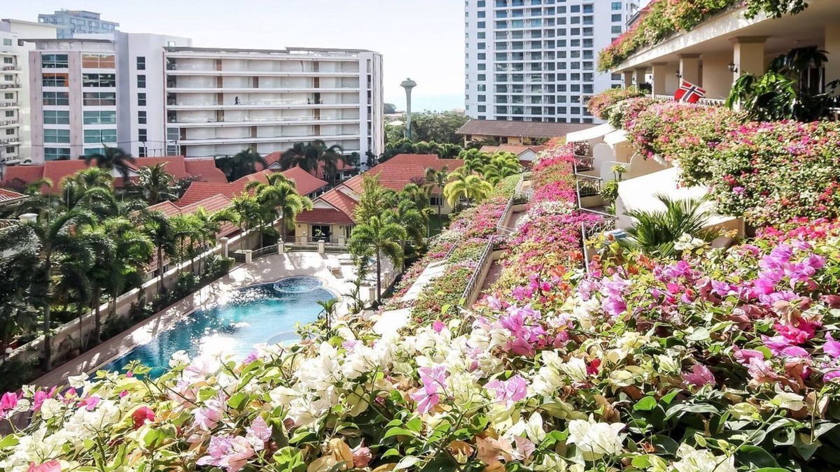 Nong Chaeng House | Unbeatable bungalow right out in the pool at Nordic Park Hill Jomthien Royal Cliff