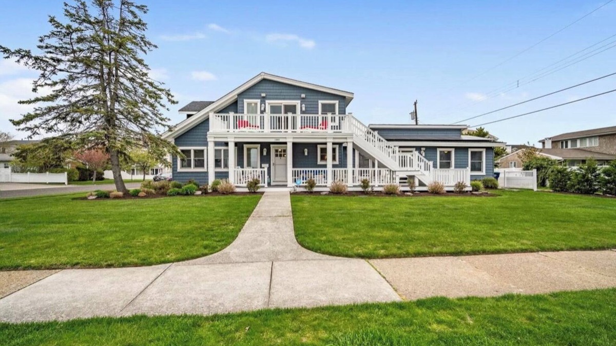 A-Zone House | Unbeatable location - 4 houses to beach, 5BR, 3BA, walkability!