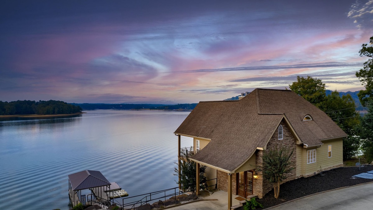 Cullman House | UNBEATABLE Smith Lake View - Few steps to water - Sleeps 11 - Year round water