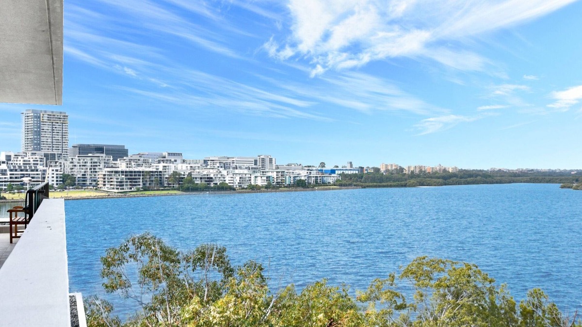Wentworth Point Apartment | Unbeatable Water View Hidden GEM Apartment