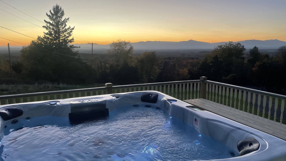 Hollowville House | Unbelievable Skyview New with Catskill views, 3 bedrooms with hot tub, 2 hrs nyc
