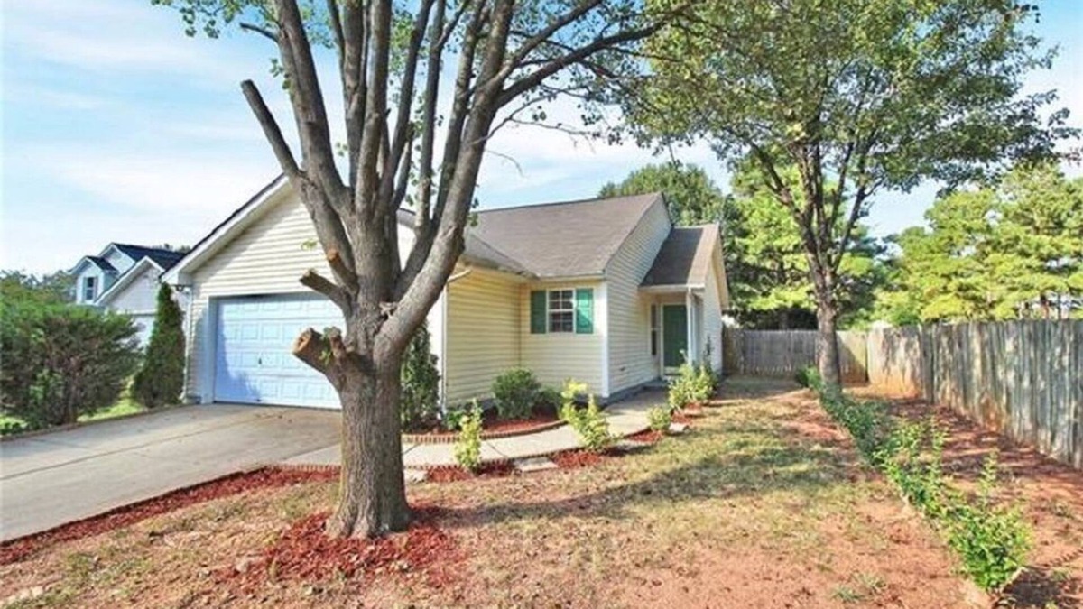 Hidden Valley House | UNCC Ranch - a walk to the Light Rail