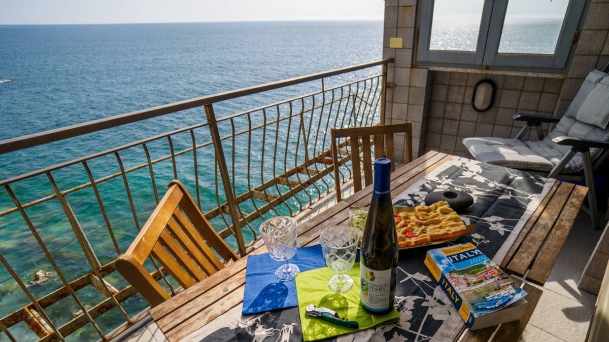 Vernazza Apartment | Unda de Ma Apartment with AC and Sea View Balcony