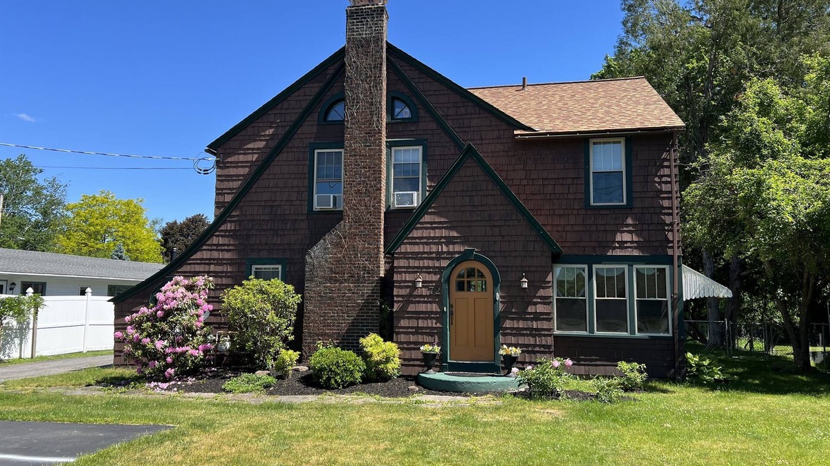 West End House | Under 1 mile to All Star ~ origin of 2016 Rockefeller Tree!