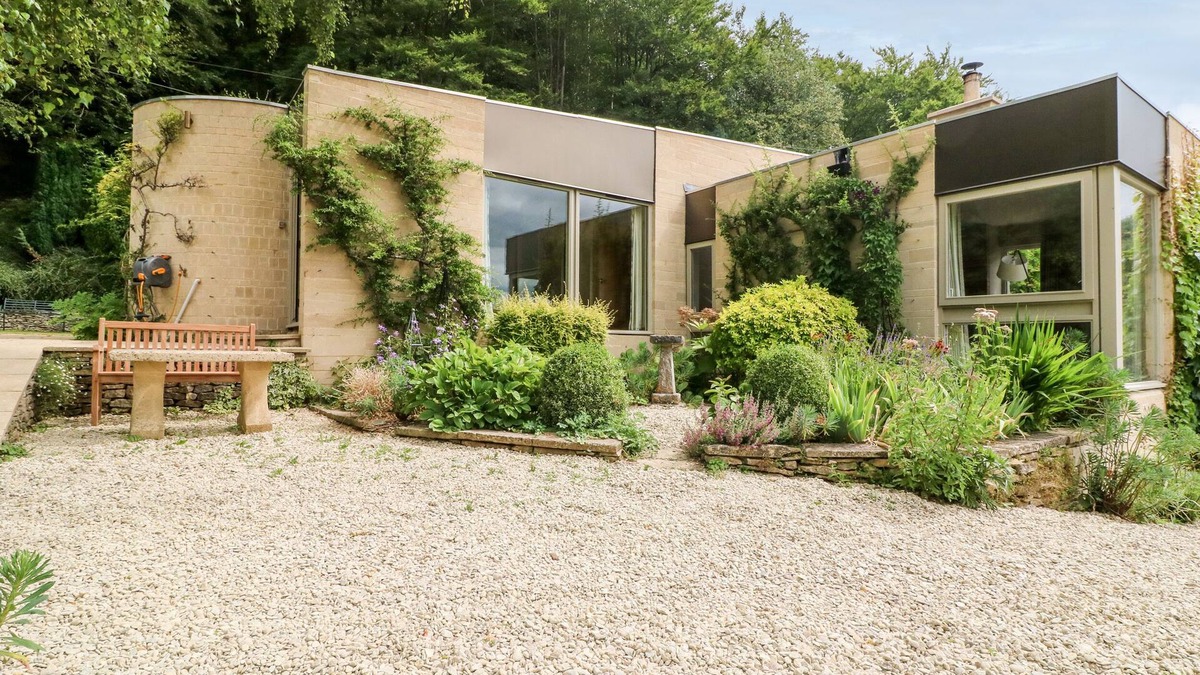 Stroud House | UNDER CATSWOOD, pet friendly, luxury holiday cottage in Stroud