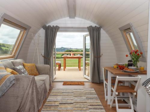 Totnes House | Under Oak Pod