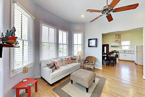 San Jacinto Apartment | Under the Avenue