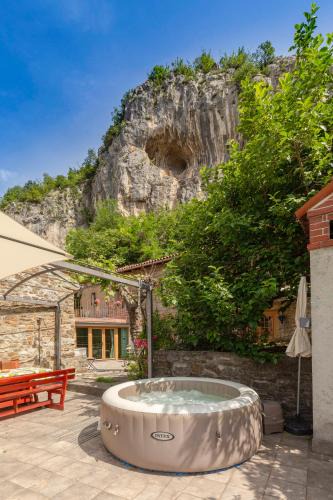 Koper Apartment | Under the rock house in Osp with jacuzzi