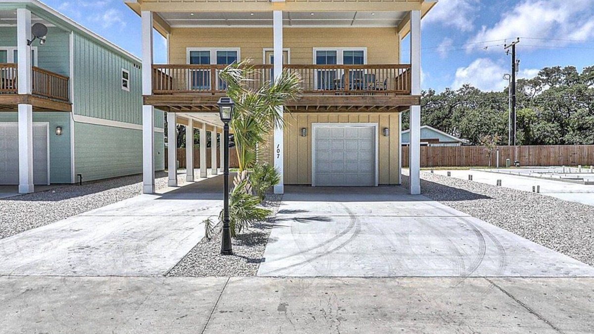 Fulton House | Under The Sea! Waterfront,Community Pool,Walk to Bars, Restaurants and Pier!