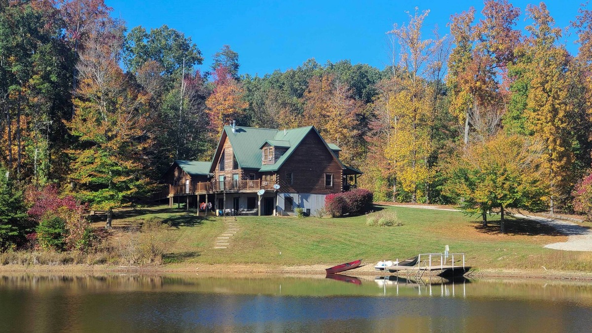 Henryville Cabin | Underwood Home w/ 40 Acres: Fire Pit, Private Lake