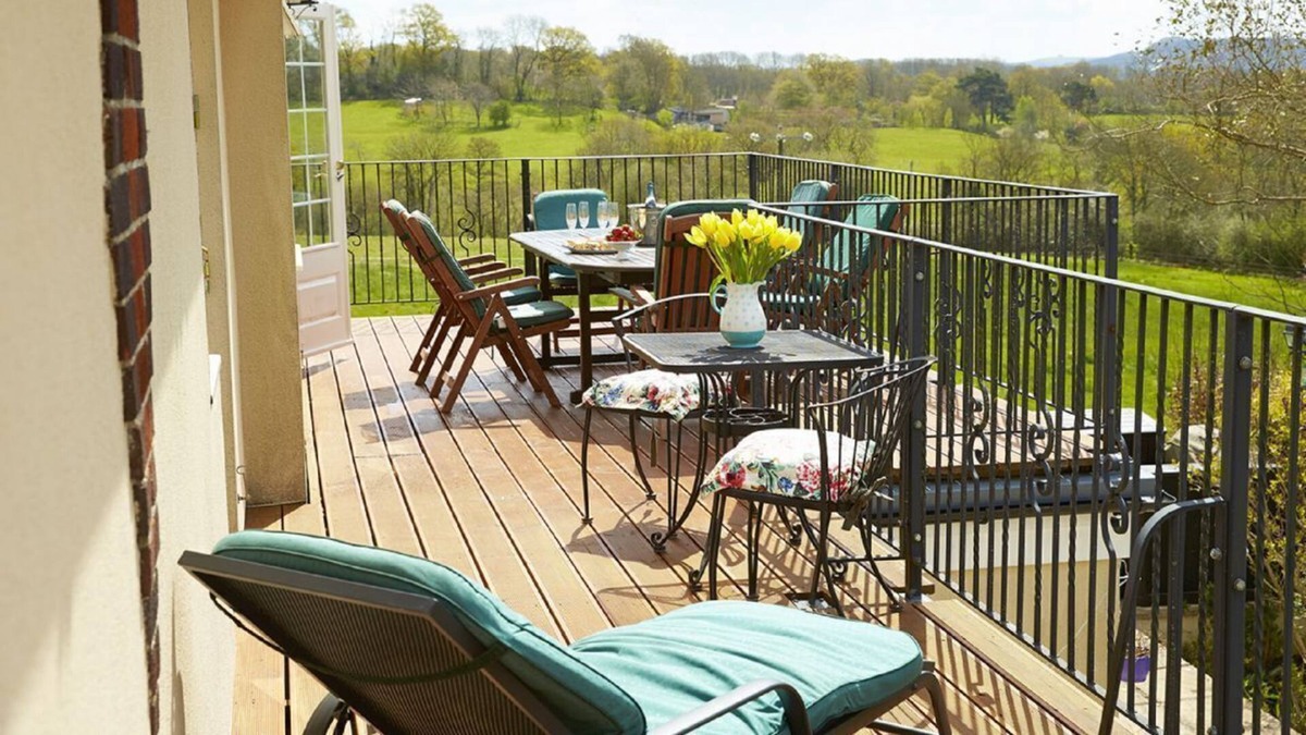 East Knoyle House | Underwood House, sleeps 12 within easy reach of Bath, offers spacious comfortable accommodation.
