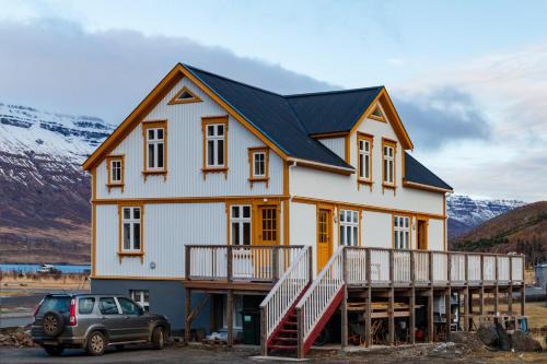 Seydisfjordur Apartment | Undiraldan - Steinholt, old music school