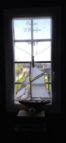 Domfront en Poiraie House | Une chambre en ville