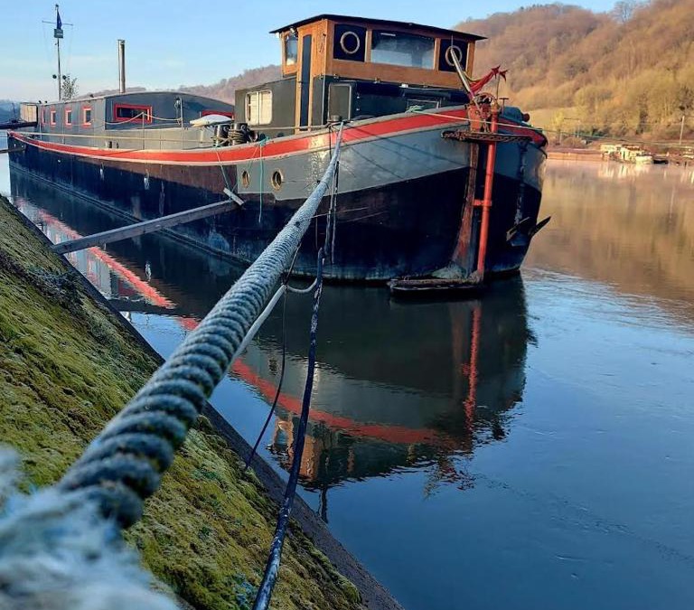 Sclayn Boat Rental | Une perle ! Péniche complète pour 8 sur la Meuse, région Namur