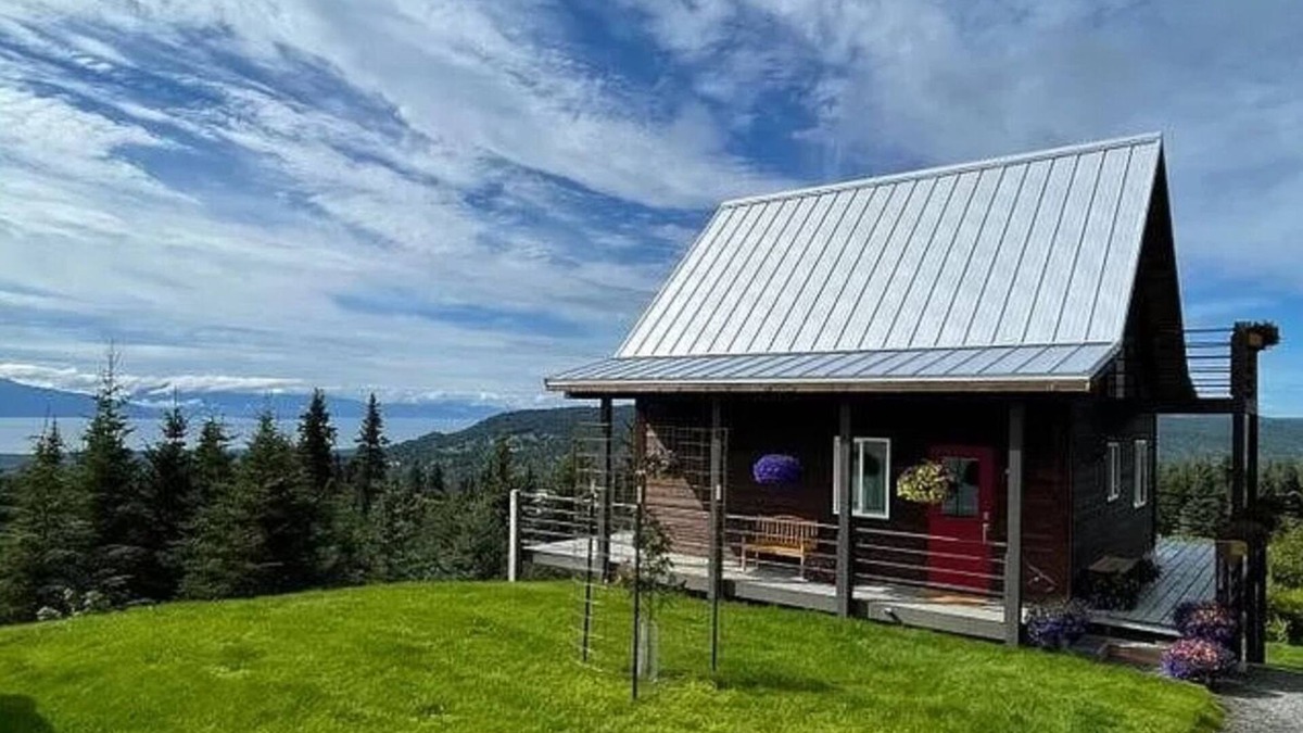 Fritz Creek House | Unforgettable Alaskan Experience - Quaint Home with ocean and mountain views