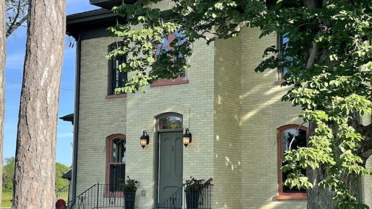 East Troy House | Unforgettable, Restored 1868 Italianate Farmhouse in peaceful countryside.