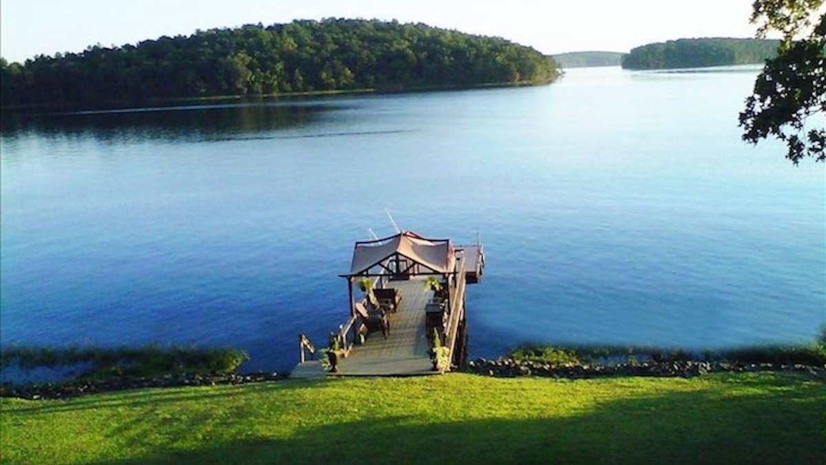 New London House | UNFORGETTABLE Views of Badin Lake & The Uwharries