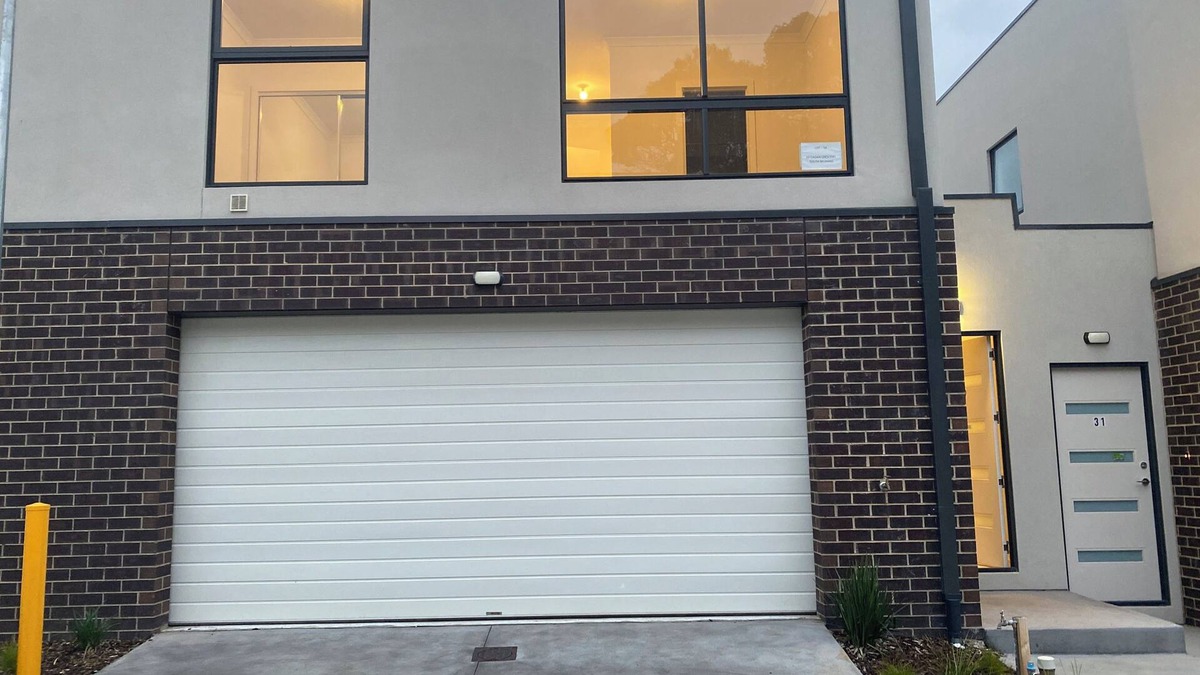 South Morang House | Unfurnished-2 Story 3 Bedroom House- 30min to Melbourne international Airport